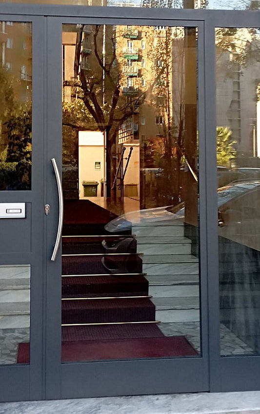 Porta serramento in alluminio colore marrone